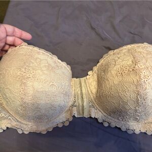 Elegant Lace Strapless Bra in Cream